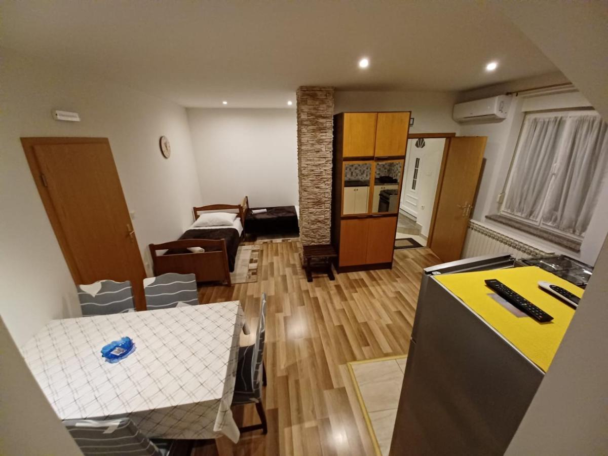 Trilj Apartman Jurika Exterior photo