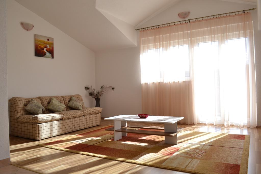 Trilj Apartman Jurika Exterior photo