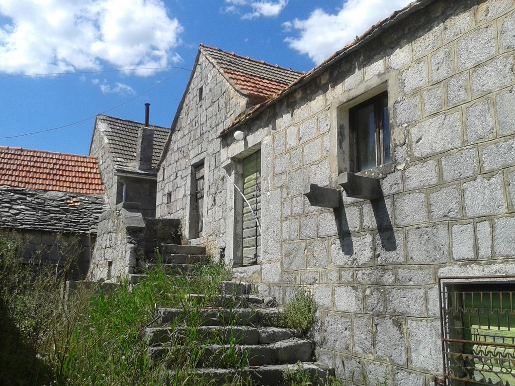 Trilj Apartman Jurika Exterior photo